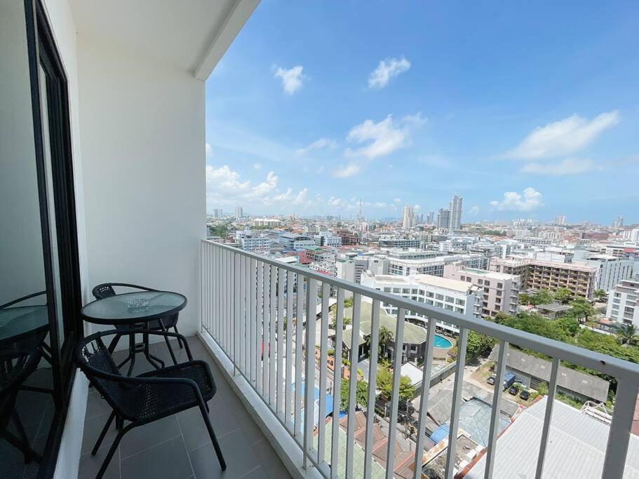 Base Central Pattaya Long Balcony King-Bed With Infinity Pool & Free Netflix! Buitenkant foto