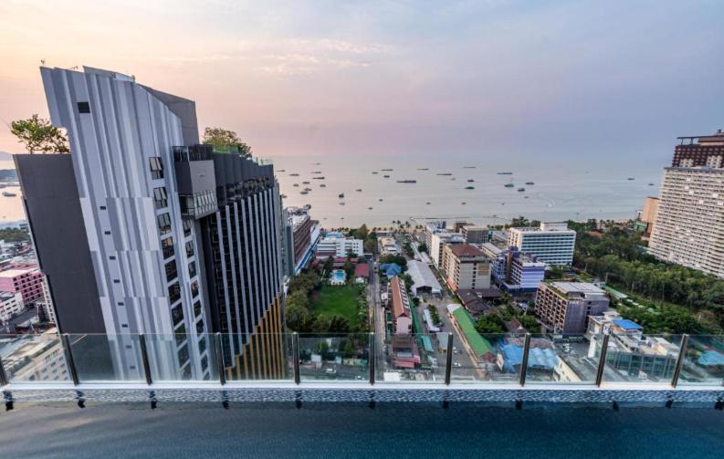 Base Central Pattaya Long Balcony King-Bed With Infinity Pool & Free Netflix! Buitenkant foto